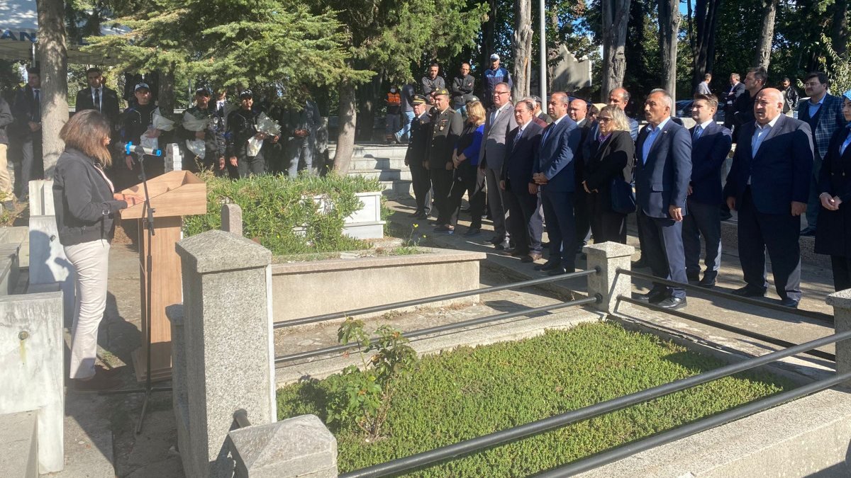 İstanbul'un kurtuluşunun 99'ncu yılında Edirnekapı Şehitliği'nde tören