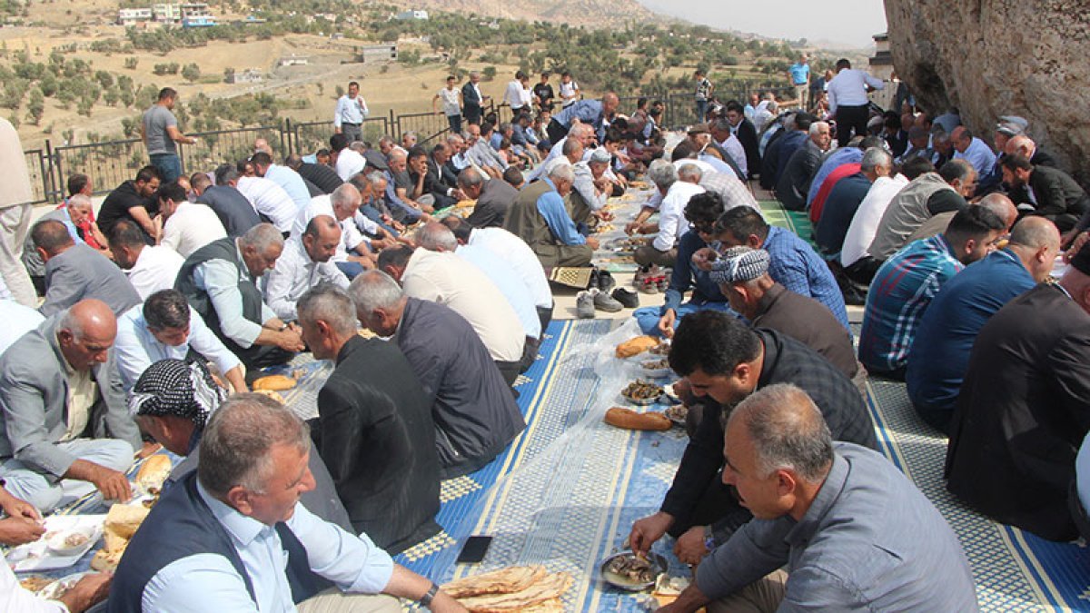 Şırnak’ta 3 asırlık gelenek: Mezarlıkta yemek ve dua