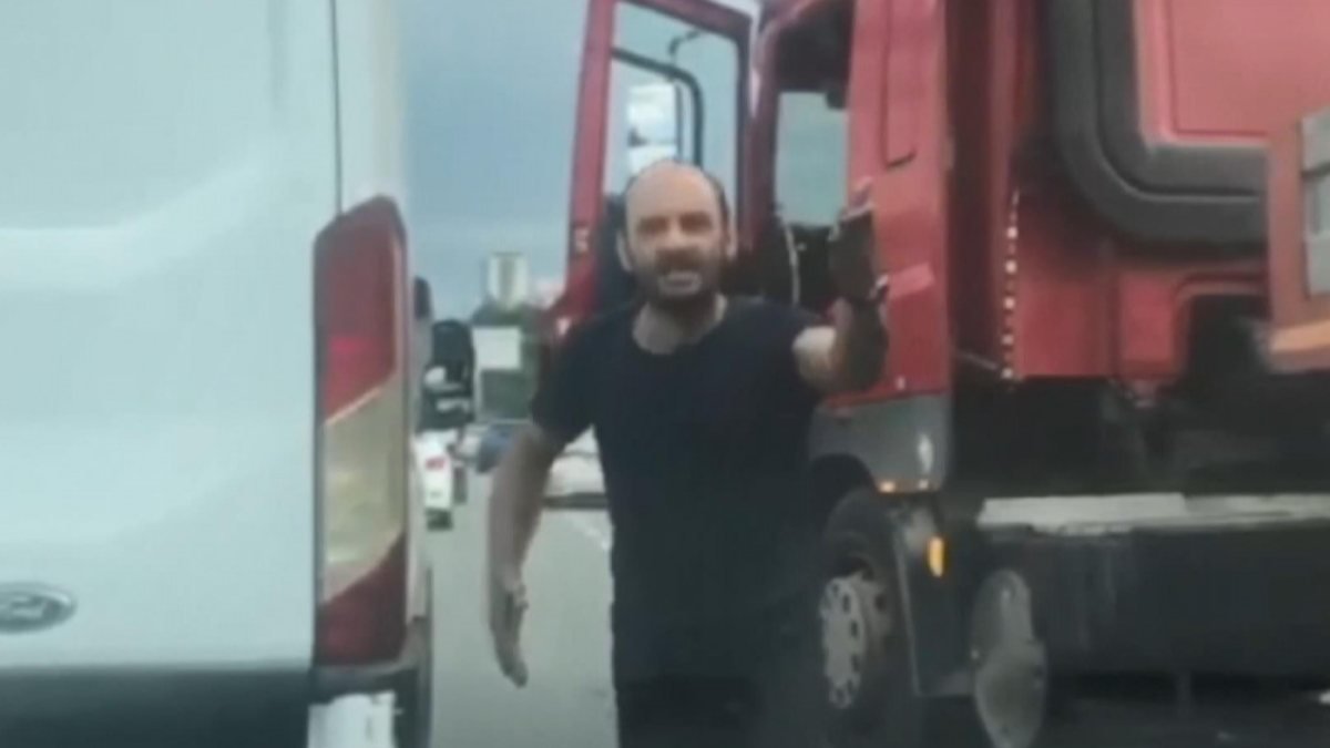 Maltepe'de tır şoförü, kavga ettiği otomobil sürücüsünü ezmeye çalıştı