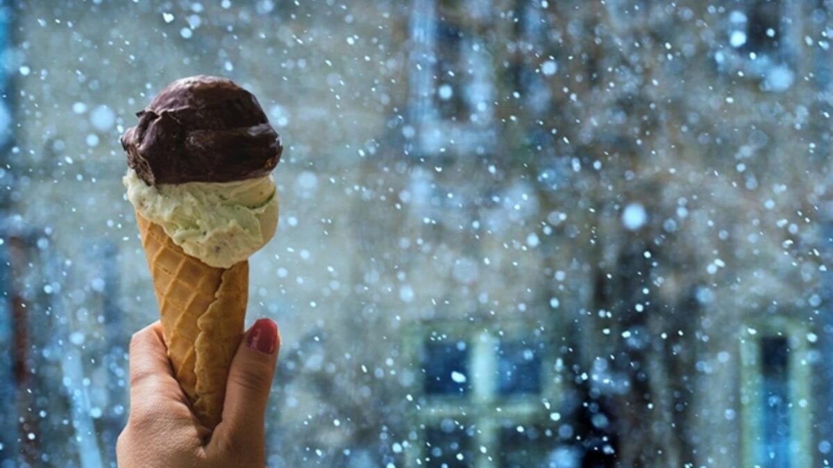Kakaolu dondurma tüketirken mutlu oluyoruz