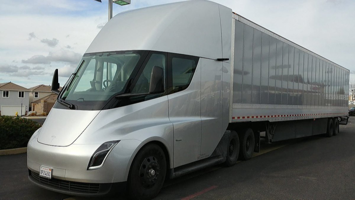 Elektrikli kamyon Tesla Semi üretimi başladı
