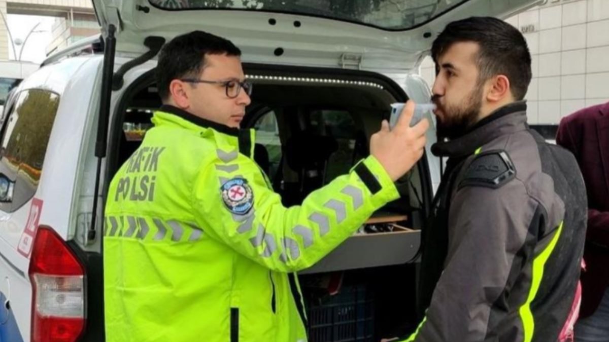 Sultangazi'de kazanın şiddetiyle motosiklet savruldu: 2 yaralı