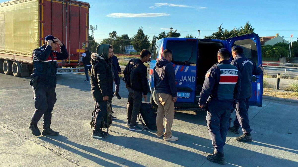 Tekirdağ’da mührü söküp tırın dorsesine gizlenen 4 kaçak göçmen yakalandı