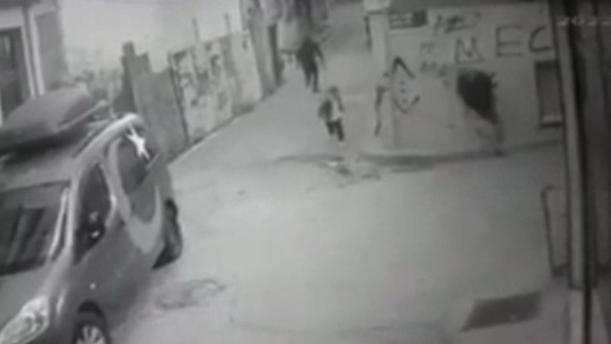 Beyoğlu'nda kızını okula bırakan babaya silahlı saldırı