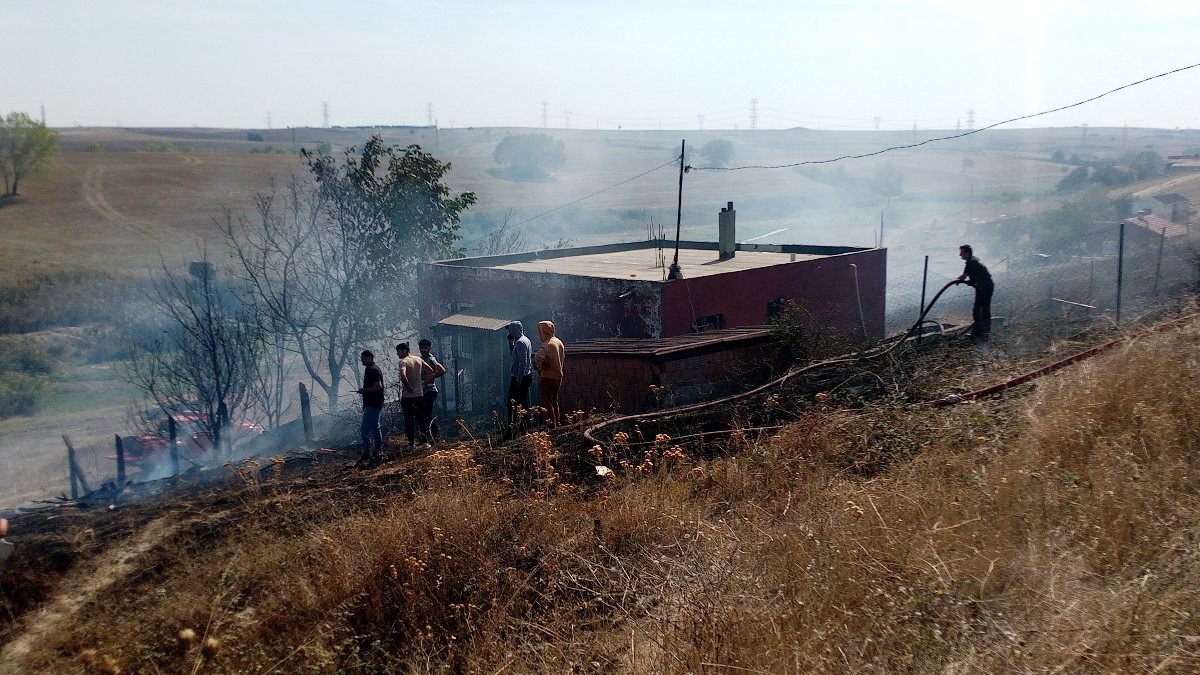 Tekirdağ'da çöpleri tutuşturayım derken az daha evi yakacaktı