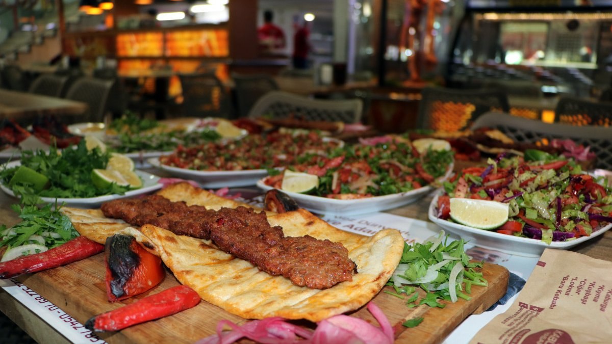 Adana'da kebap mezeleri tartışılıyor