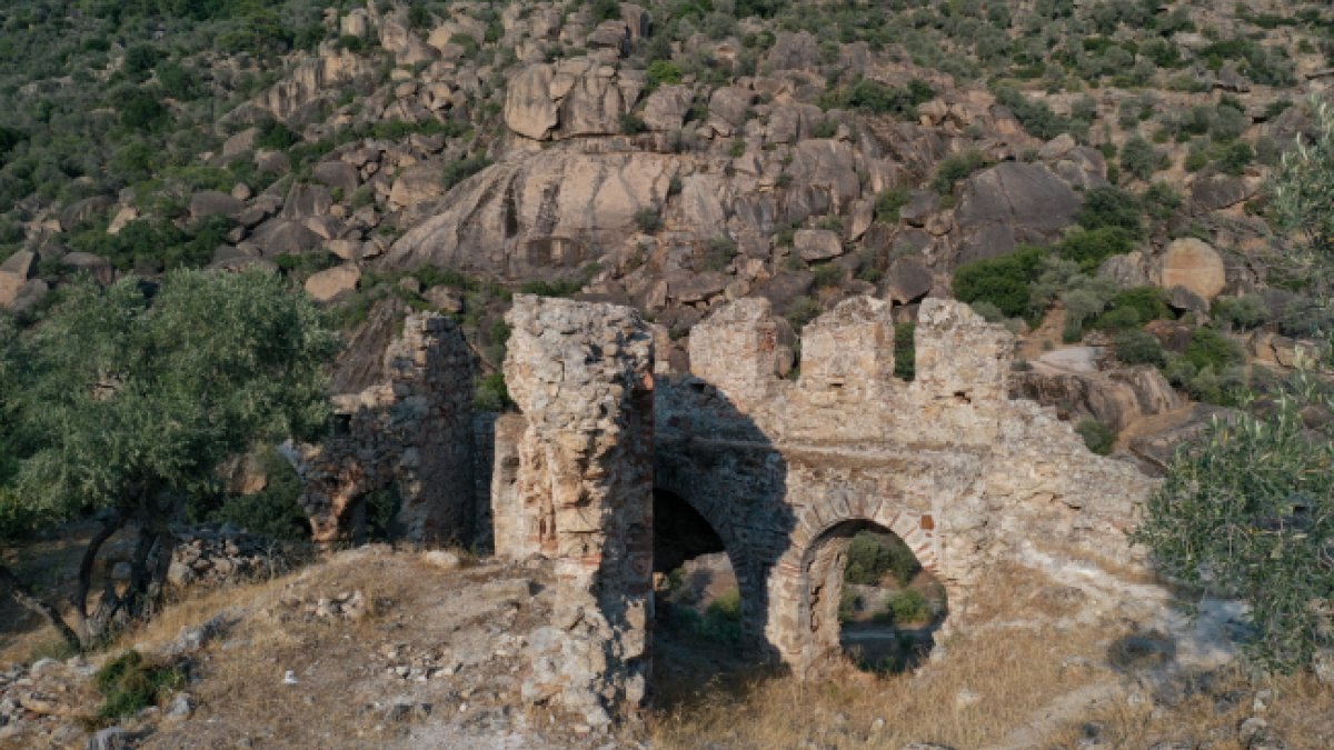 Beşparmak Dağı'na yaslanan Yediler Manastırı antik rotanın uğrak noktası