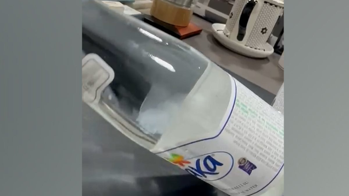 Marketten aldığı suyun içinden denizanası çıktı