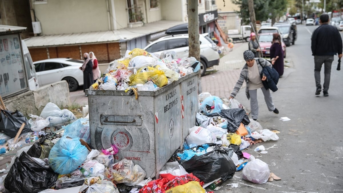 Avcılar Belediyesindeki grev nedeniyle sokaklarda çöp yığınları oluştu