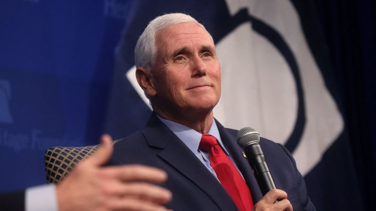 Mike Pence'e 'Trump'a oy verecek misin' sorusu