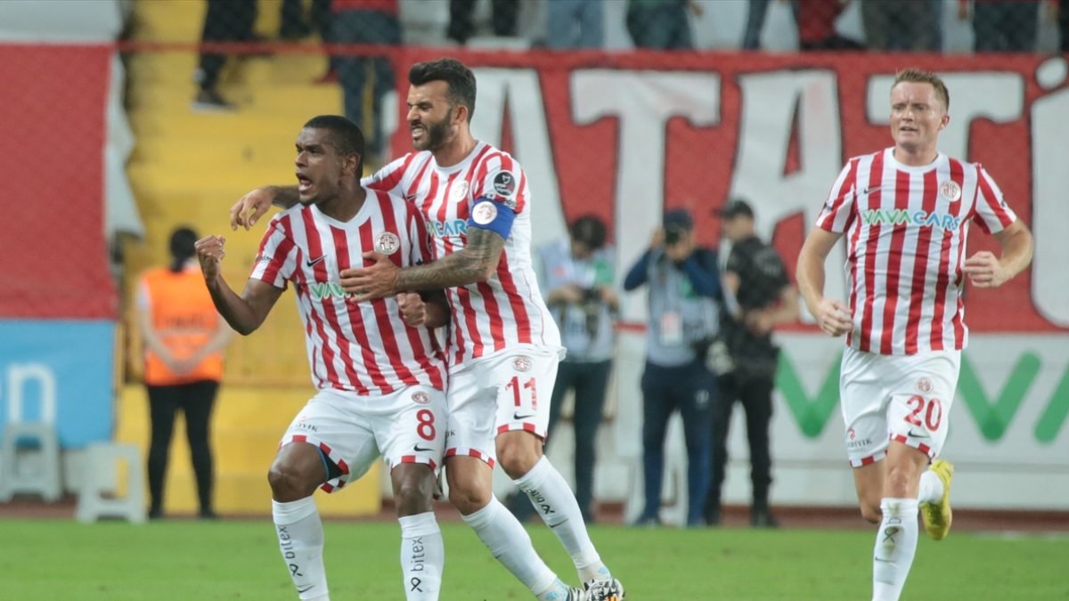 Antalyaspor, İstanbulspor'u son dakika golüyle yendi