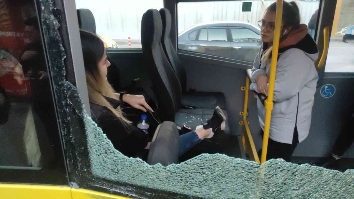 Bursa'da kaza yapan minibüste yaralanan genç kız şoka girdi