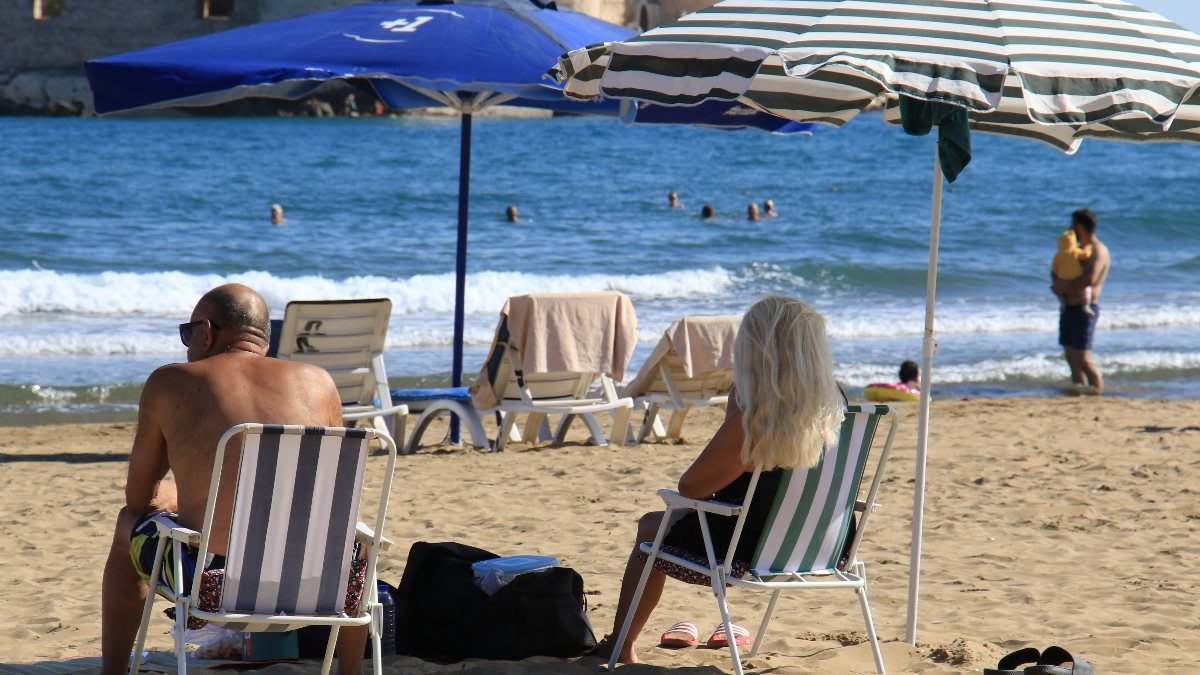 Mersin'de sıcak hava turist çekmeye devam ediyor