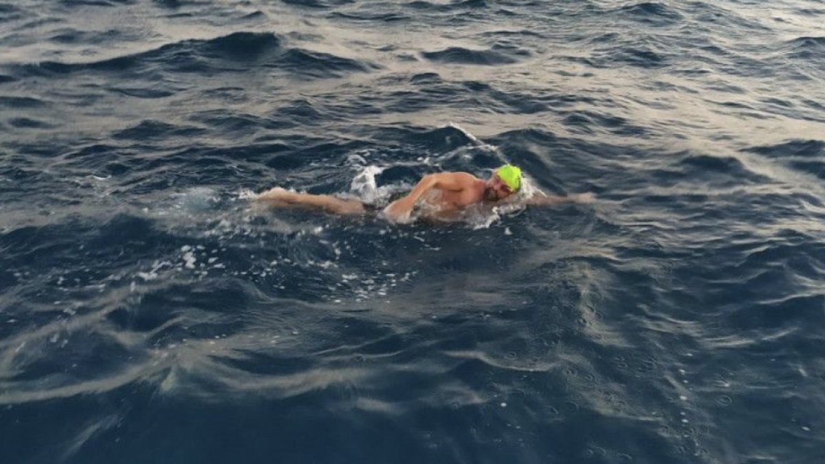 Türk yüzücü Emre Seven, 39 kilometreyi 15 saatte yüzdü
