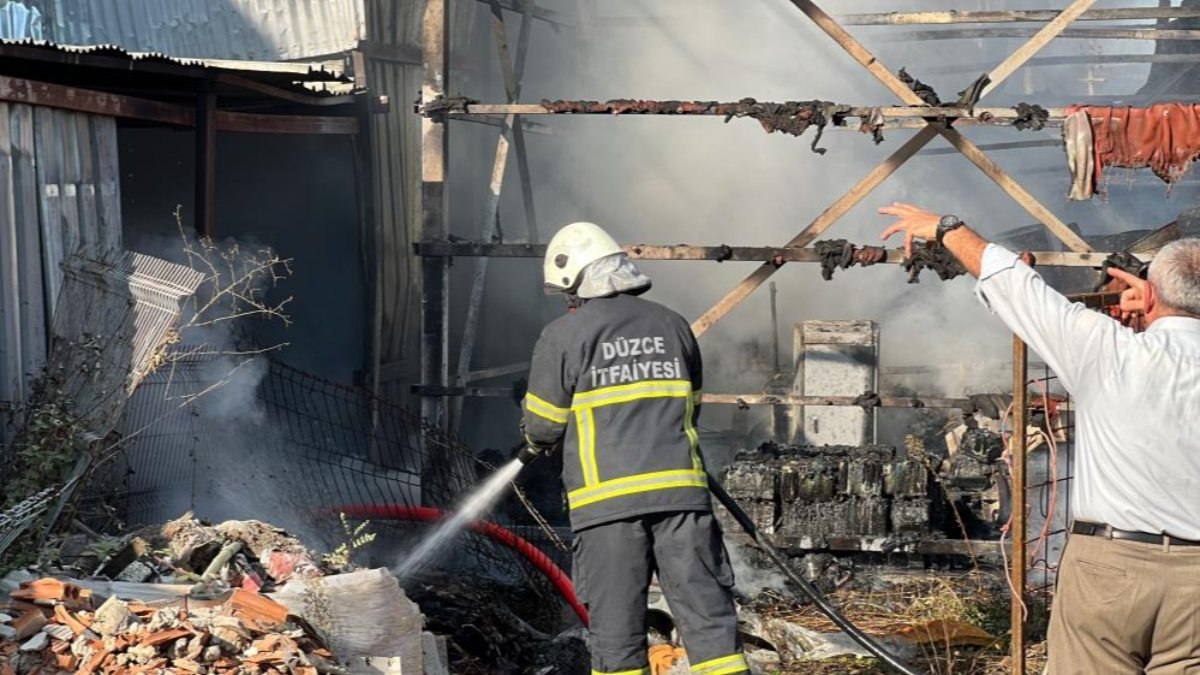 Düzce'de yağ fabrikasında çıkan yangın, yanındaki fabrikaya sıçradı