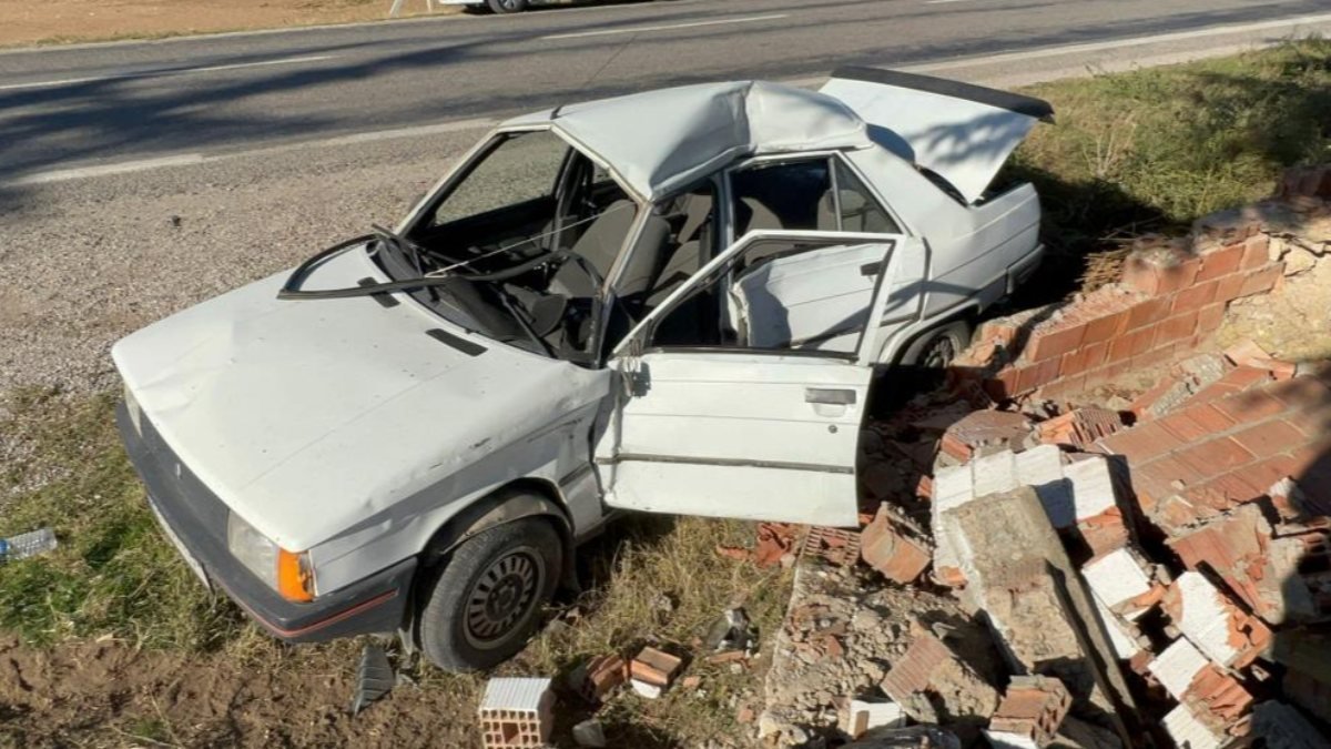 Afyonkarahisar'da araç kağıt gibi ezildi