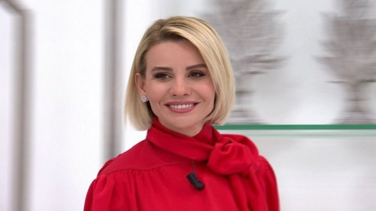 Esra Erol'un Kıvanç Tatlıtuğ'a benzeyen büyük oğlu yakışıklılığıyla parmak ısırttı!