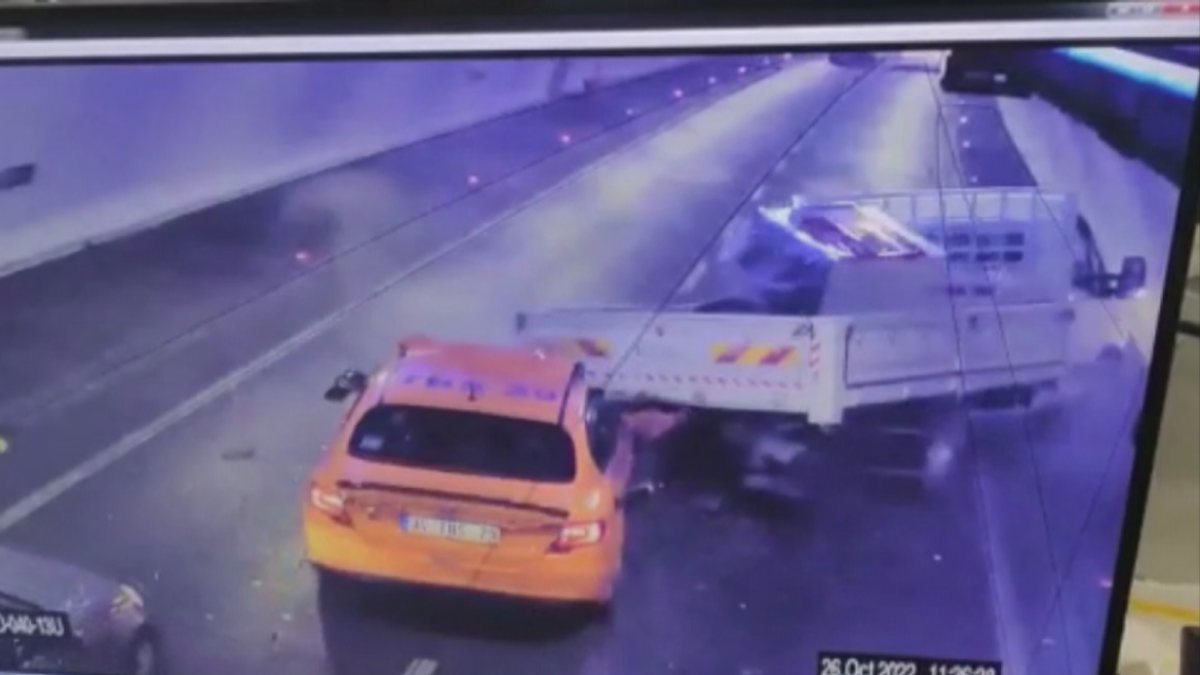 Avrasya Tüneli'nde arızalı kamyonete taksi çarptı
