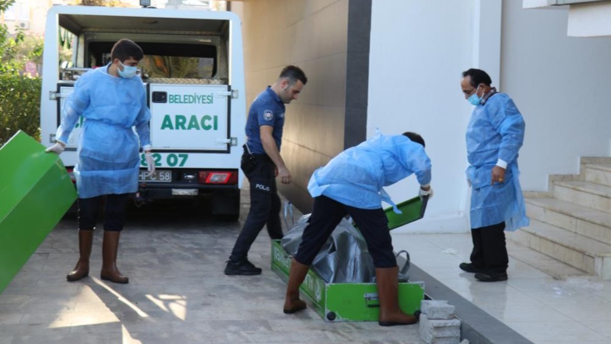 Antalya'da emekli öğretmen evinde ölü bulundu