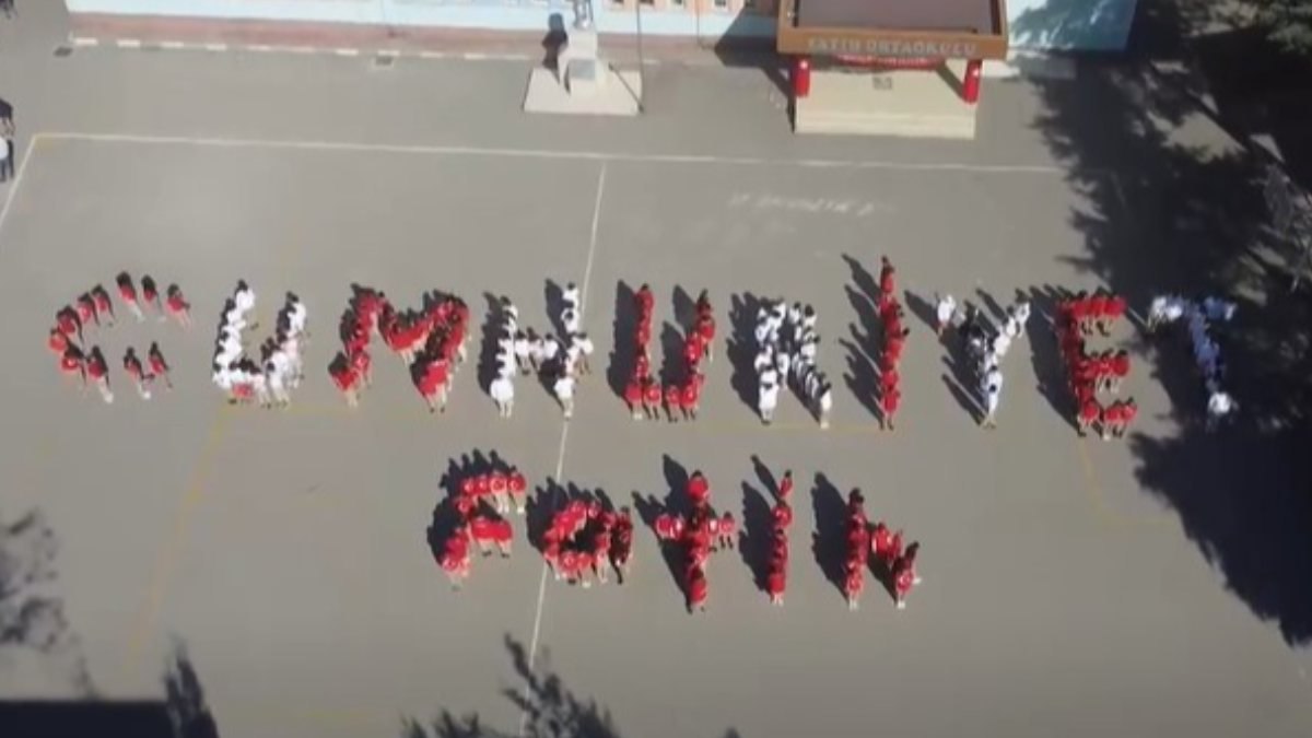 Bursa'da 300 öğrenci 'Cumhuriyet' yazdı, drone ile kaydedildi