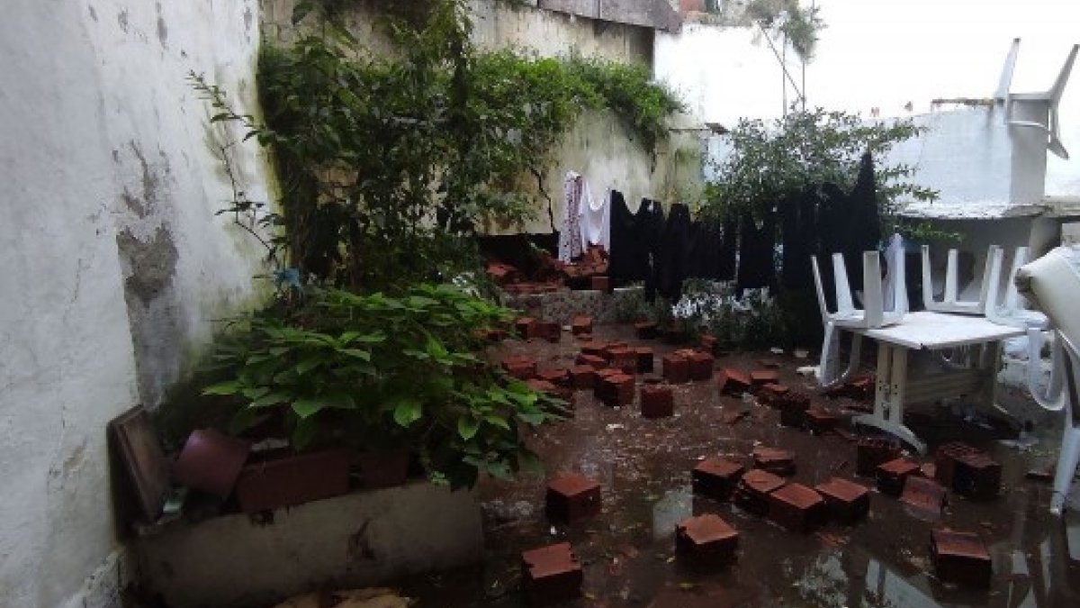 Beyoğlu'nda 6 katlı binanın istinat duvarı çöktü