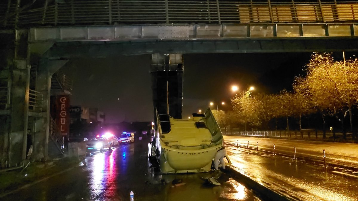 Samsun'da tırın açılan damperi yaya üst geçidine çarptı: 4 yaralı