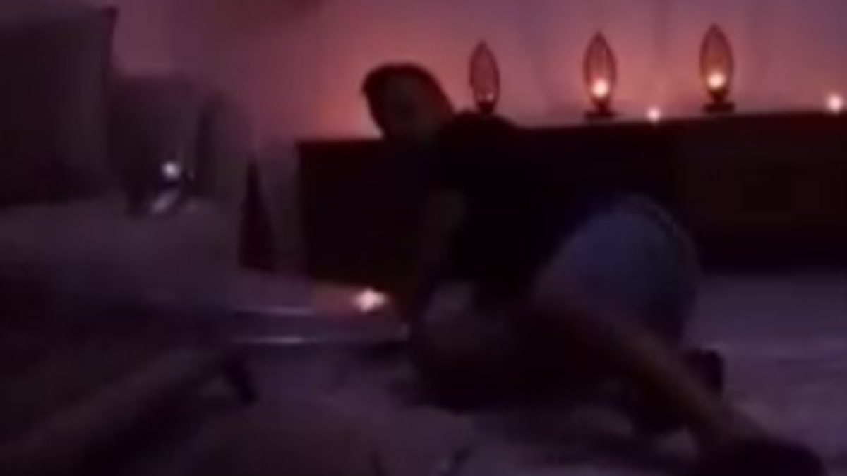 Korku filmi izleyen adama yapılan şaka güldürdü