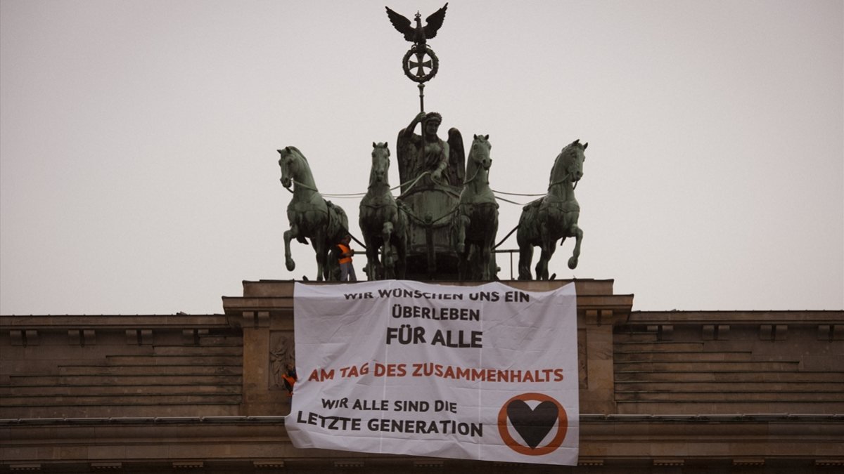 Almanya'da çevre aktivistleri Brandenburg Kapısı'na tırmandı