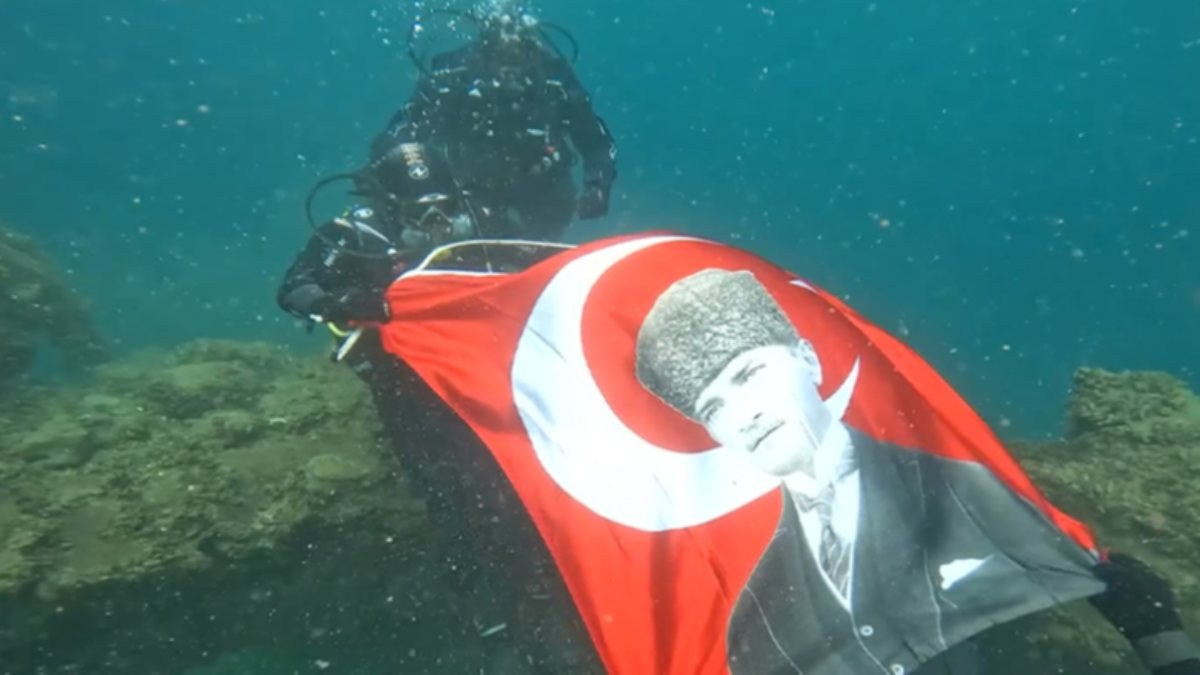 Diyarbakır'da su altında Atatürk portresi açıldı