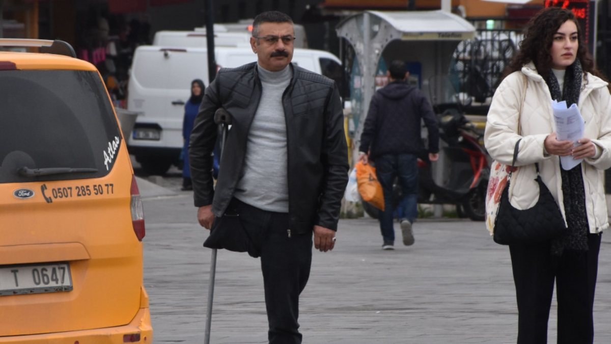 Sivas'ta tek bacağı ile Atatürk'e saygı duruşunda bulundu
