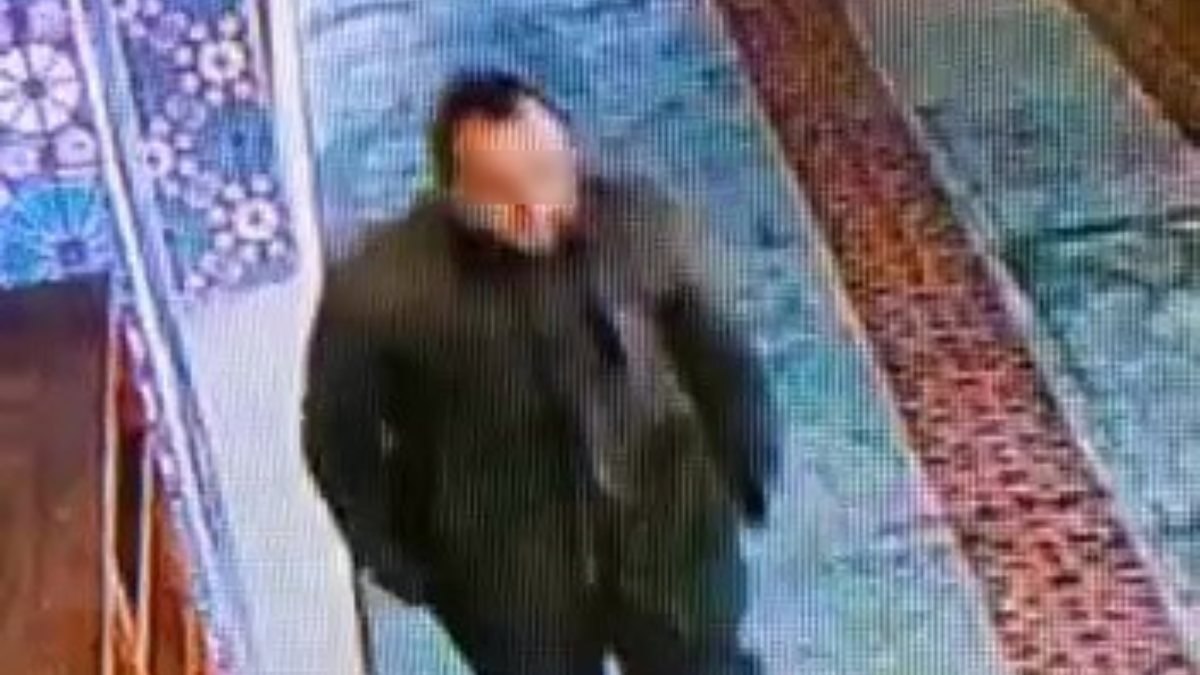 İstanbul'da camiye içki şişesiyle girip Kur'an-ı Kerim’e tekme attı