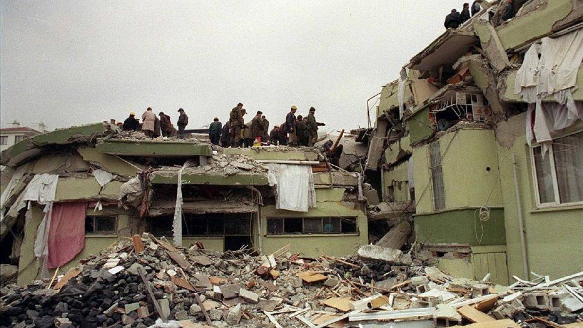 Düzce depreminde enkaz altından inanılmaz kurtuluşunu anlattı