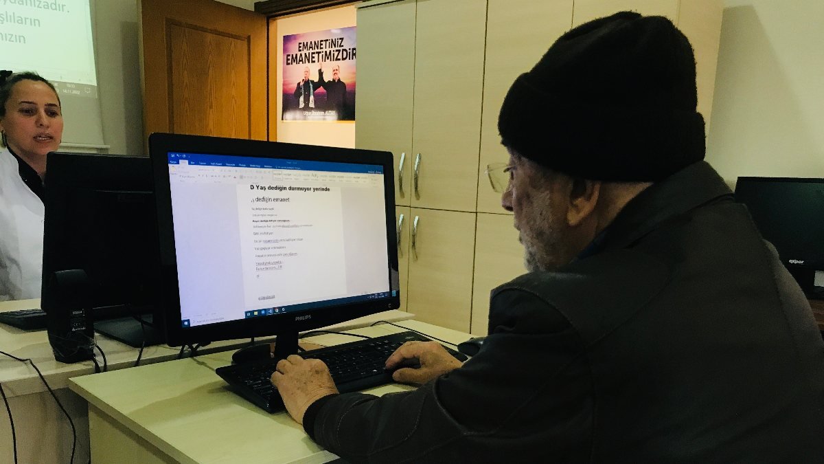 Konya'da torunlarıyla bilgisayar oynamak için 70 yaşında kursa yazıldı