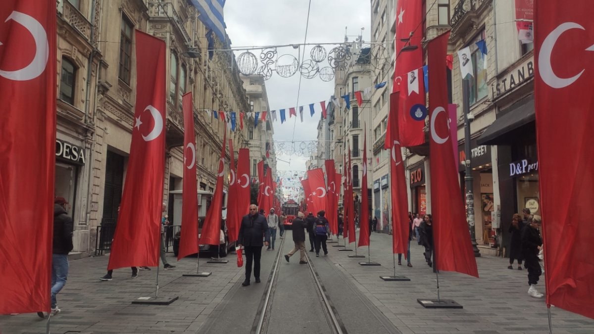 Taksim 1200 Türk bayrağıyla donatıldı