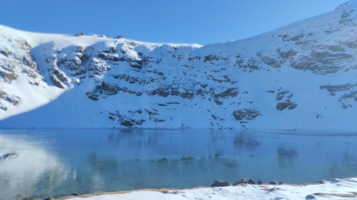Şırnak'taki doğal göl 7 ay kar altında kalıyor