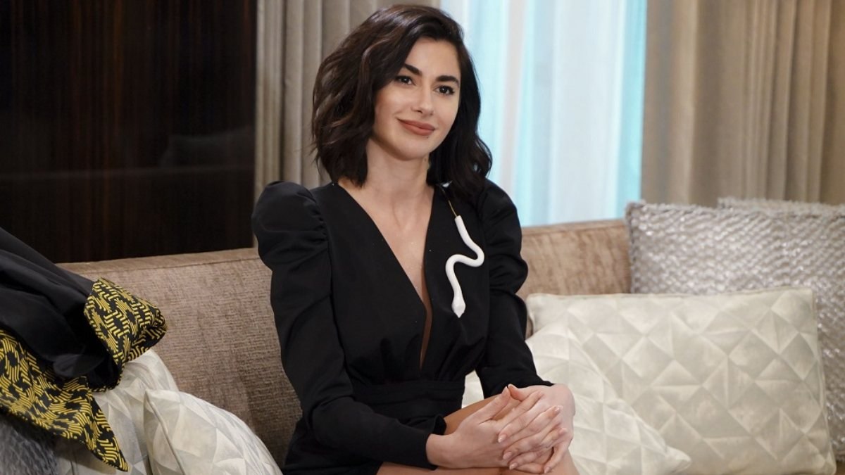 Nesrin Cavadzade mini büstiyeriyle geceye damga vurdu! Çıplak mı değil mi anlaşılmadı...
