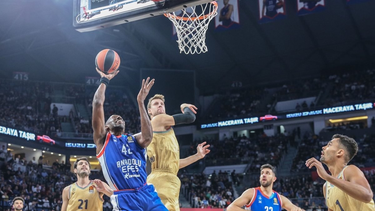 Anadolu Efes, Euroleague'de Barcelona'yı yendi