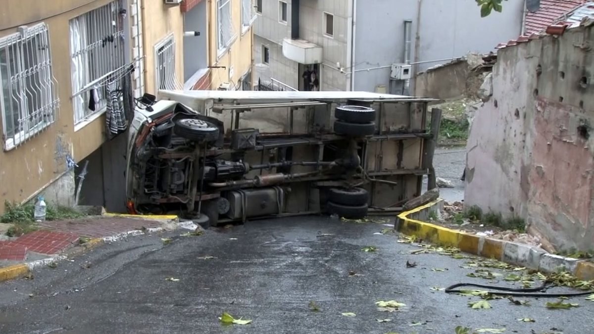 İstanbul'daki yağış, kazaya neden dolu