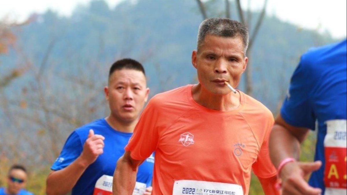 Çinli Chen Amca, maraton koşusunda bir paket sigara bitirdi