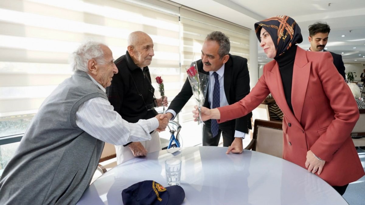 Mahmut Özer'den huzurevinde yaşayan emekli öğretmenlere ziyaret
