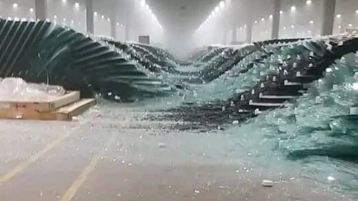 Düzce'de depremin ardından cam fabrikası görüntülendi
