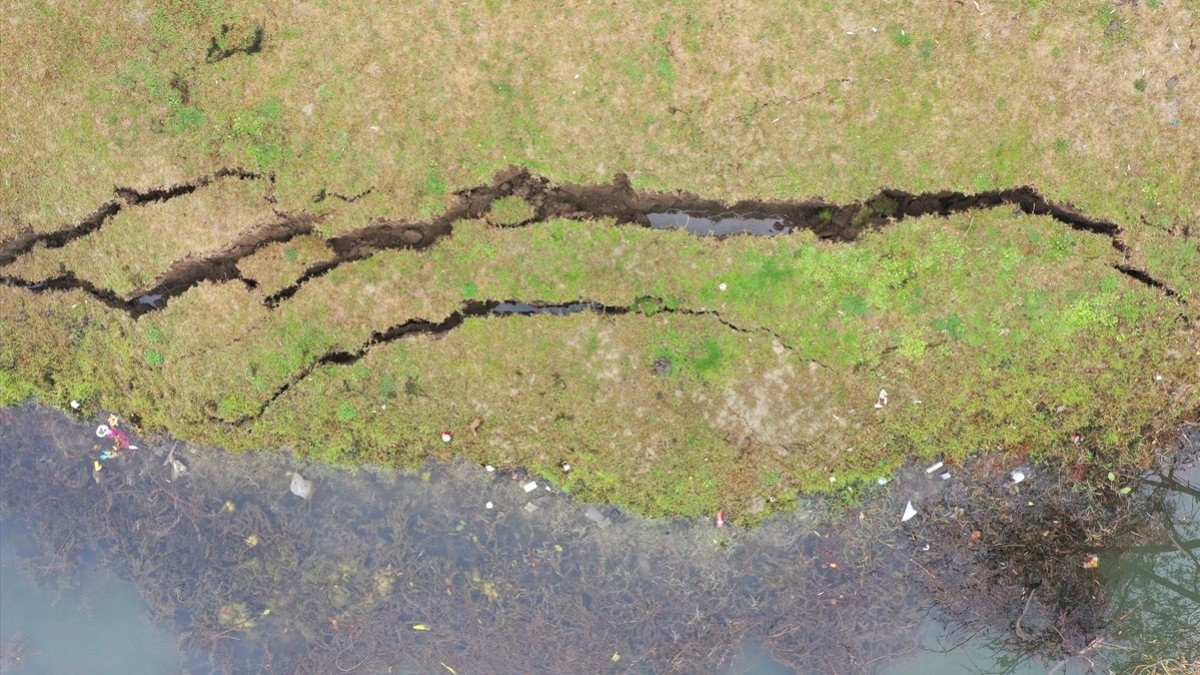 Düzce'de deprem sonrasında toprak kırılmaları oluştu