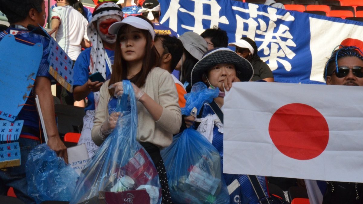 Japonlar mağlubiyetin ardından tribünleri temizledi