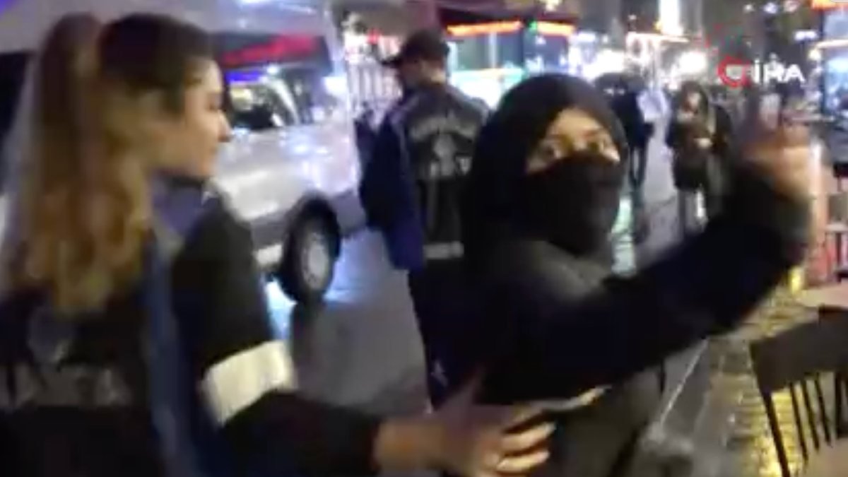 Beyoğlu'nda yakalanan dilenci muhabir kamerasına saldırdı