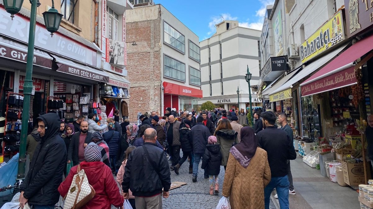 Eskişehir’de soğuk havaya rağmen alışveriş kalabalığı dikkat çekti