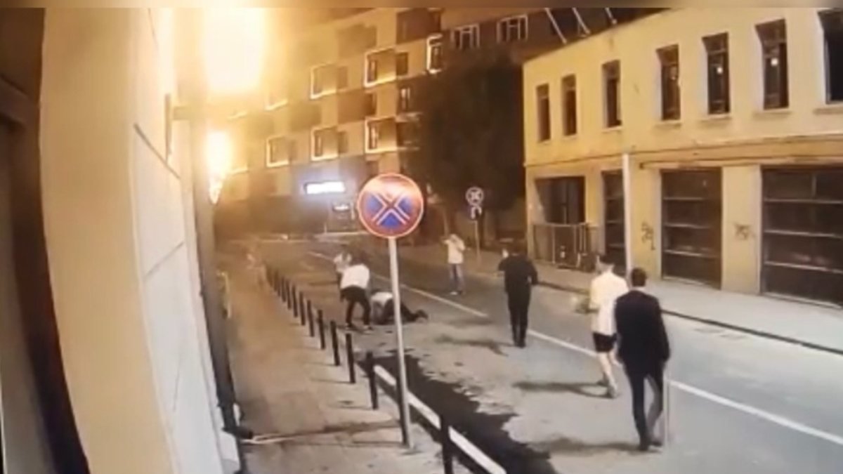 Karaköy'de vale kavgası: Gençlere demir sopayla saldırdılar