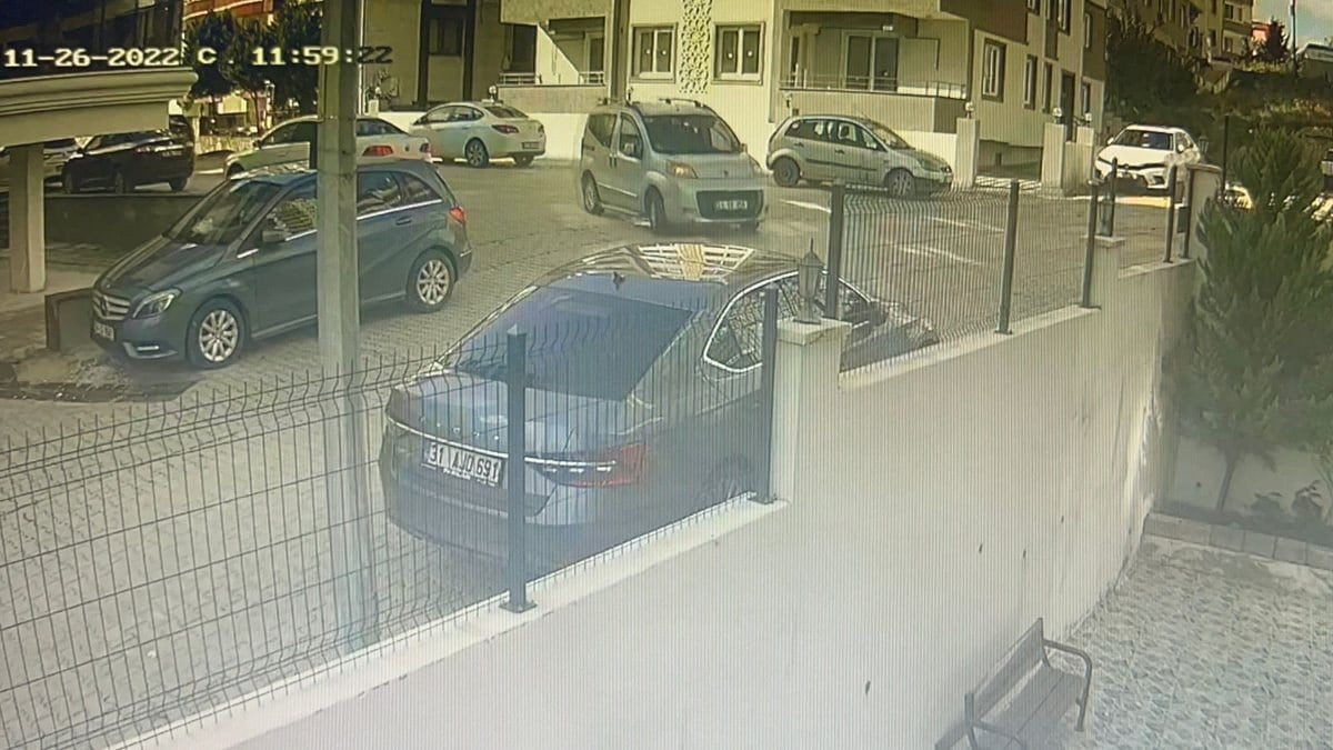 Hatay'da hırsızlar öğlen saati kapı önünden otomobil çaldı