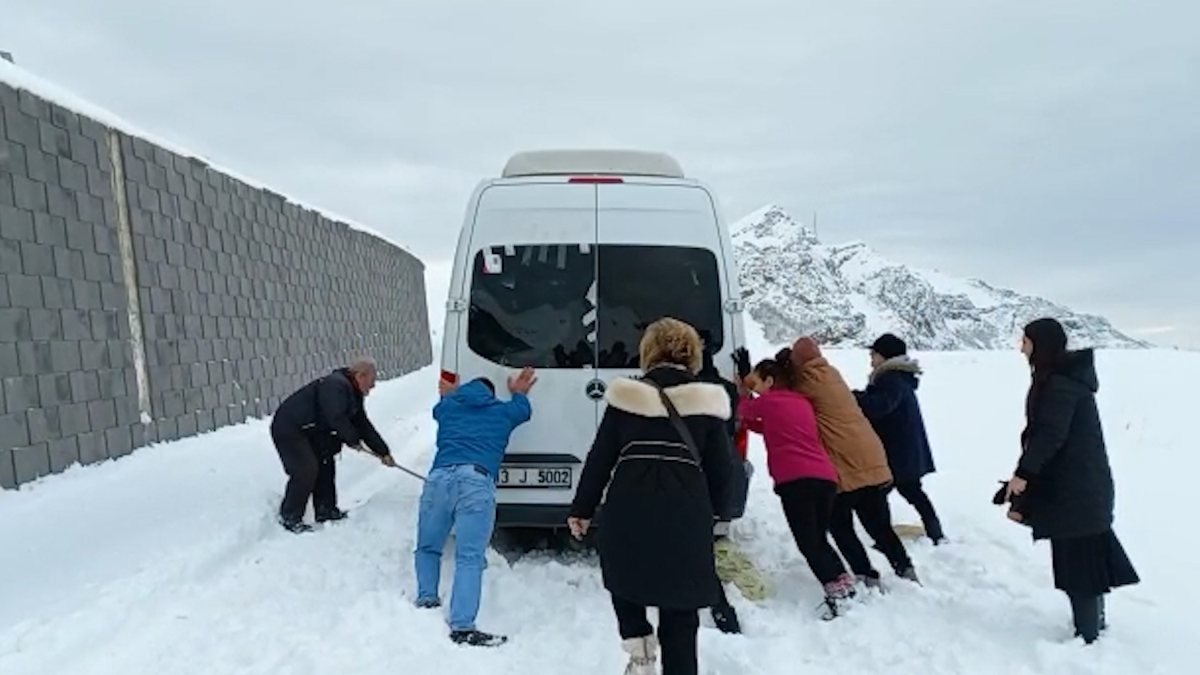 Nemrut Dağı zirvesinde mahsur kalan 14 turist kurtarıldı
