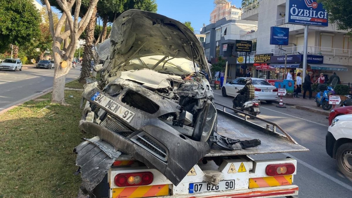 Antalya'da korkunç kaza: Ağaca çarparak durabildi
