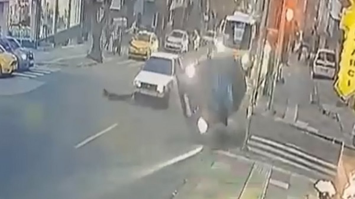 Ankara’da dikkatsiz sürücünün çarptığı otomobil takla attı